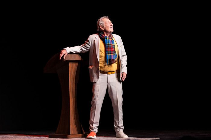 Photos: Sir Ian McKellen Gives Free Performance for 600 Students At Chicago Shakespeare Theater — photo 2 of 8