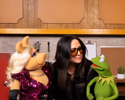 MISS PIGGY, PAMELA ADLON, KERMIT THE FROG Photo
