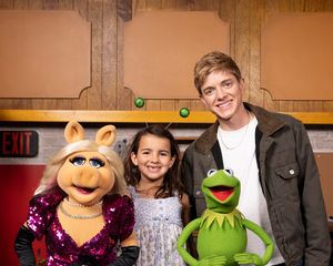 MISS PIGGY, MAE MARTIN, KERMIT THE FROG Photo