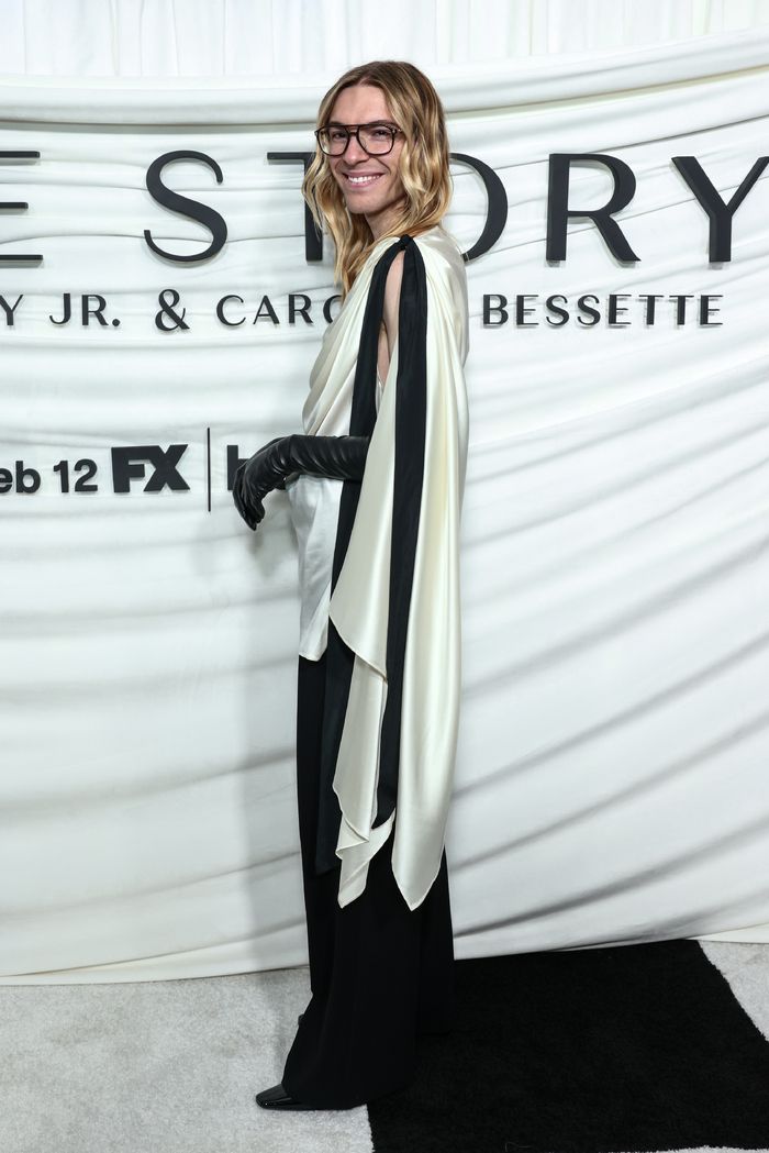 Photos: Sarah Pidgeon, Erich Bergen, & More at New York Premiere of FX's LOVE STORY — photo 22 of 49