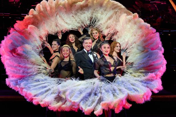 Tam Mutu and cast Photo