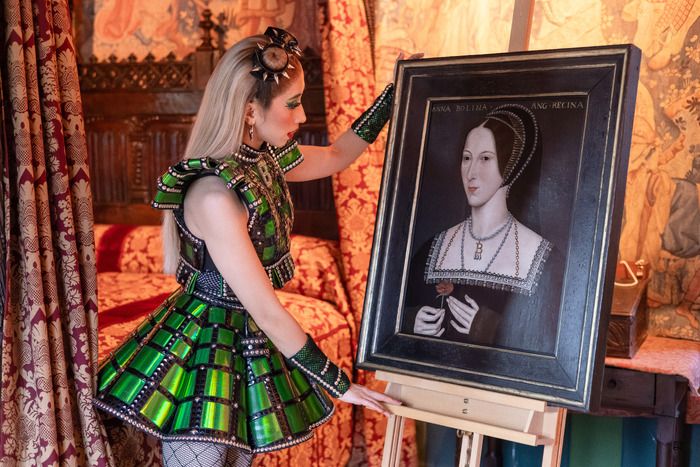 Photos: SIX Star Thảo Therese Nguyễn Visits Hever Castle Anne Boleyn Exhibition — photo 7 of 7