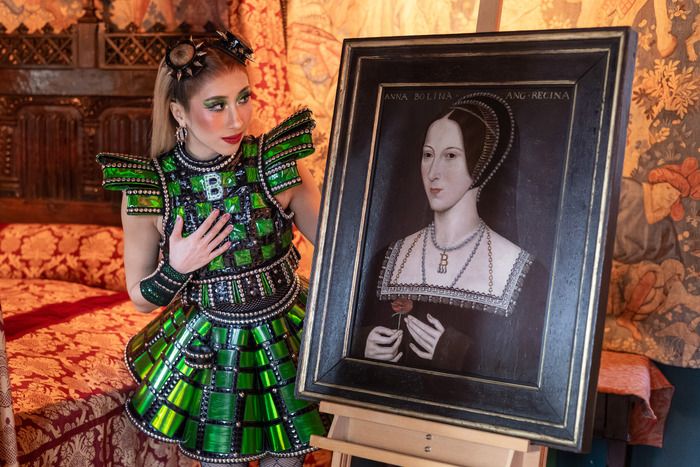 Photos: SIX Star Thảo Therese Nguyễn Visits Hever Castle Anne Boleyn Exhibition — photo 6 of 7