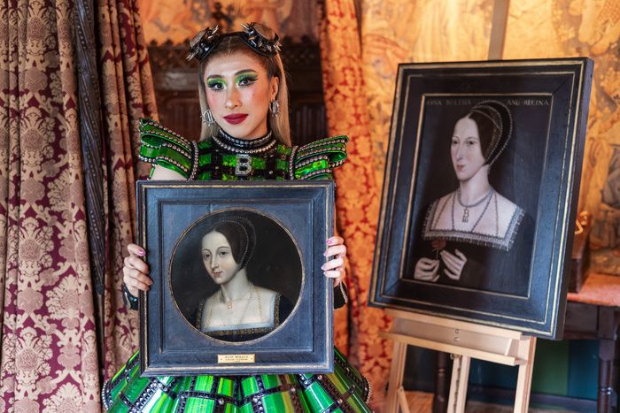 Photos: SIX Star Thảo Therese Nguyễn Visits Hever Castle Anne Boleyn Exhibition — photo 5 of 7