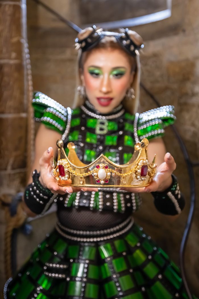 Photos: SIX Star Thảo Therese Nguyễn Visits Hever Castle Anne Boleyn Exhibition — photo 2 of 7
