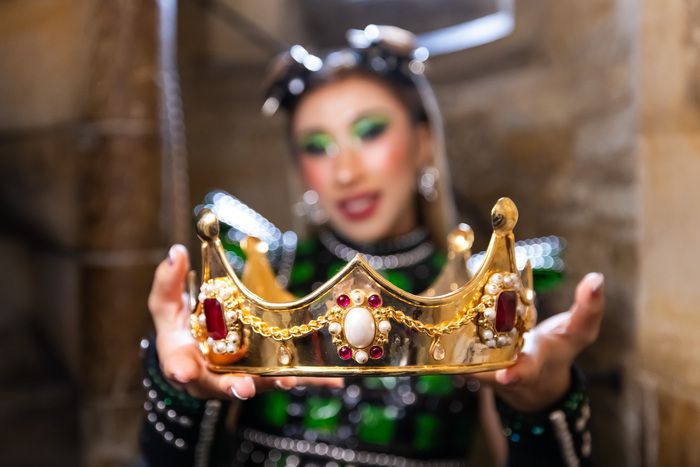 Photos: SIX Star Thảo Therese Nguyễn Visits Hever Castle Anne Boleyn Exhibition — photo 1 of 7