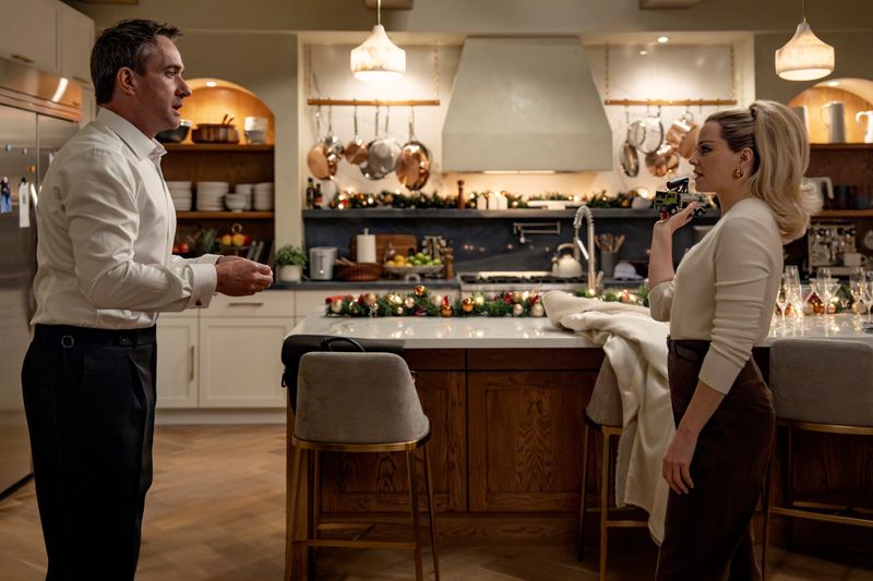 Video/Photos: Elizabeth Banks Shrinks Down in First Look at THE MINIATURE WIFE Image