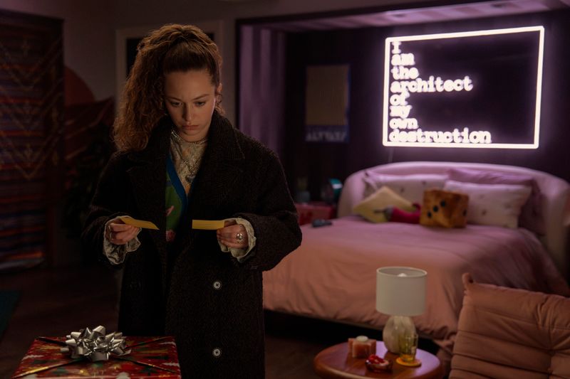 Video/Photos: Elizabeth Banks Shrinks Down in First Look at THE MINIATURE WIFE Image