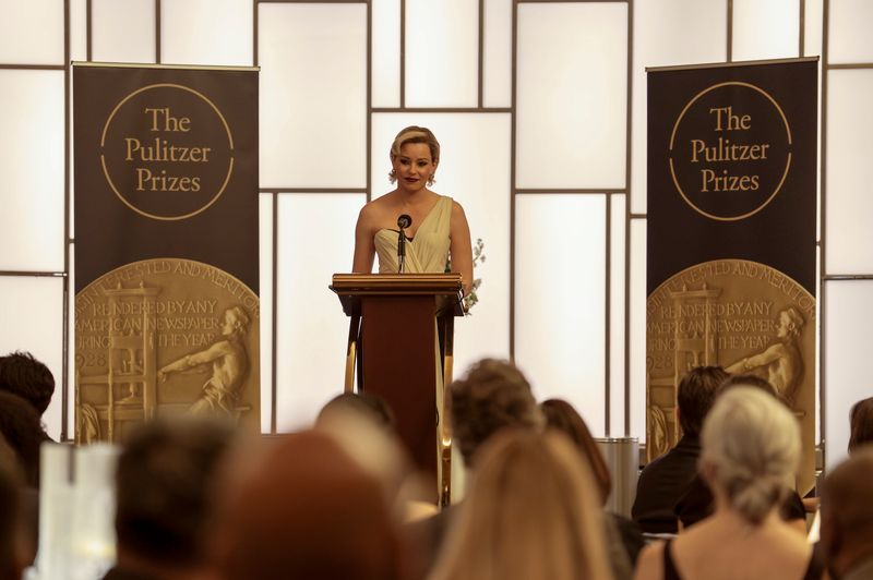 Video/Photos: Elizabeth Banks Shrinks Down in First Look at THE MINIATURE WIFE Image