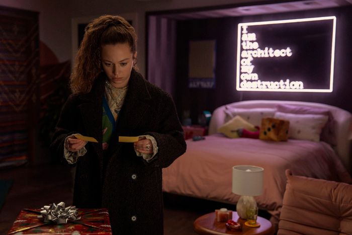 Video/Photos: Elizabeth Banks Shrinks Down in First Look at THE MINIATURE WIFE Image