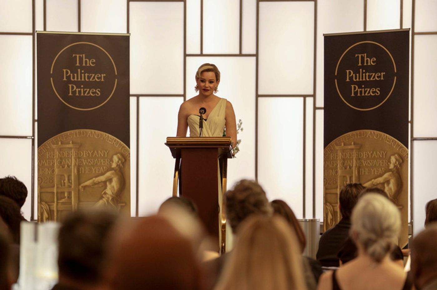 Video/Photos: Elizabeth Banks Shrinks Down in First Look at THE MINIATURE WIFE Video/Photos: Elizabeth Banks Shrinks Down in First Look at THE MINIATURE WIFE Image