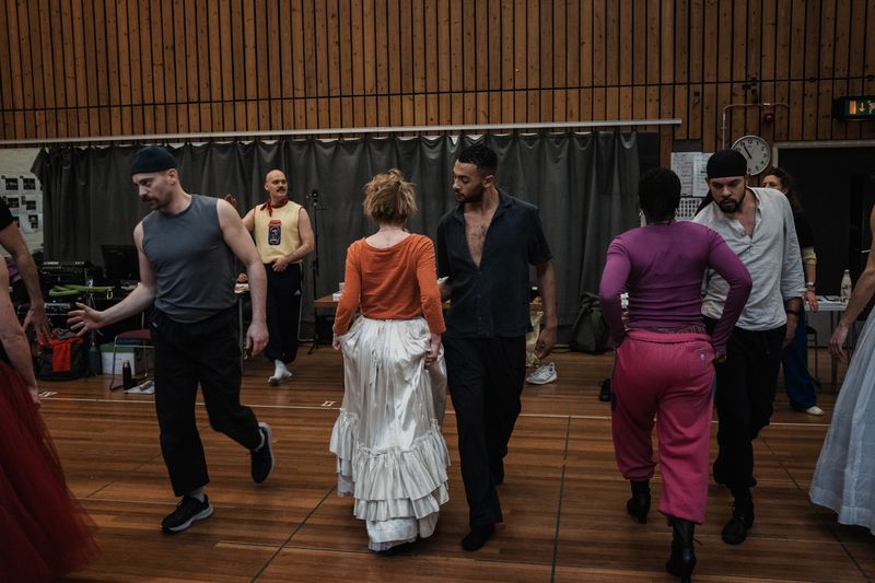 Photos: LES LIAISONS DANGEREUSES in Rehearsal at the National Theatre — photo 4 of 18