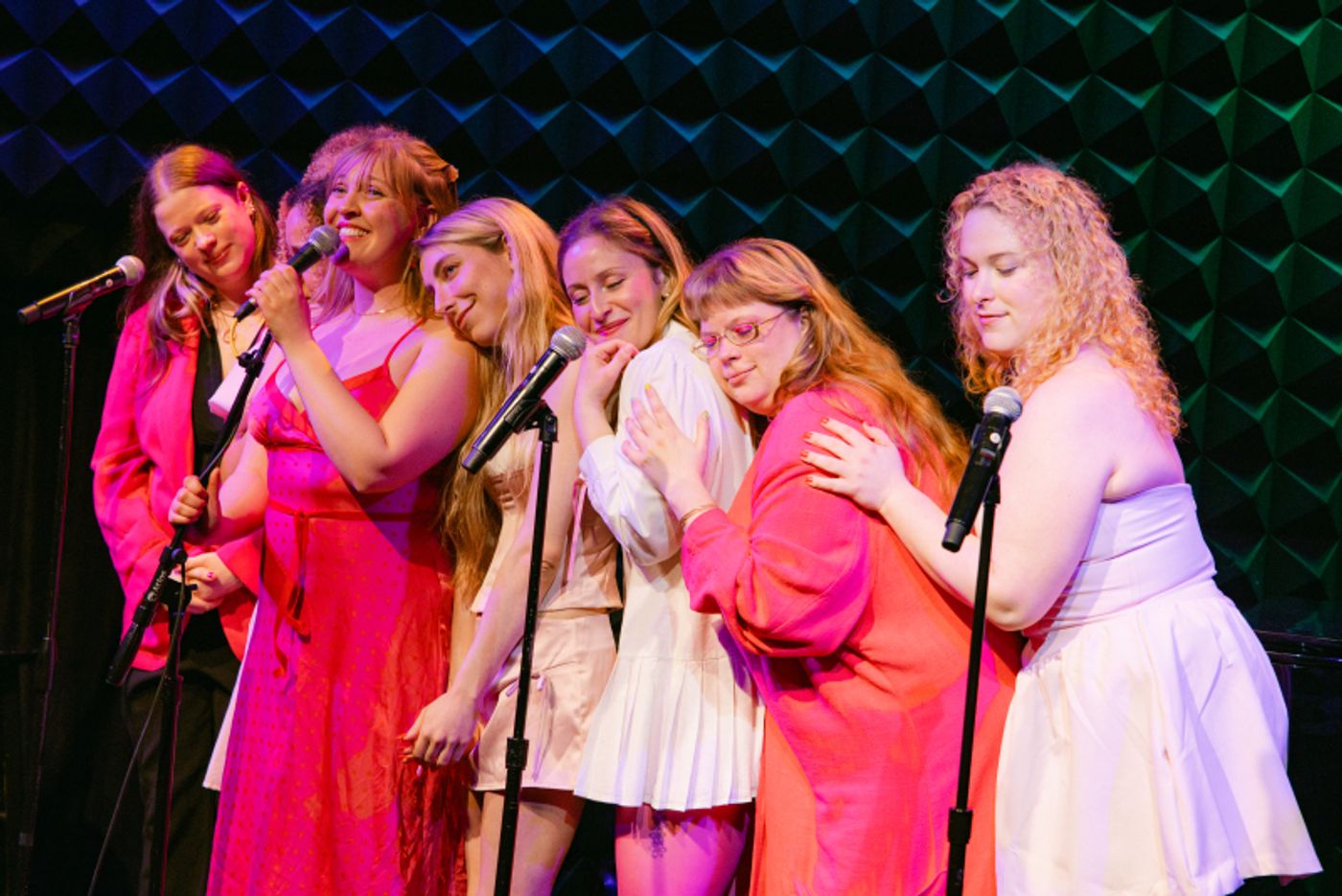 Review: COMEDIANS EARNESTLY SINGING MUSICAL THEATRE Is Still Going Strong  Image