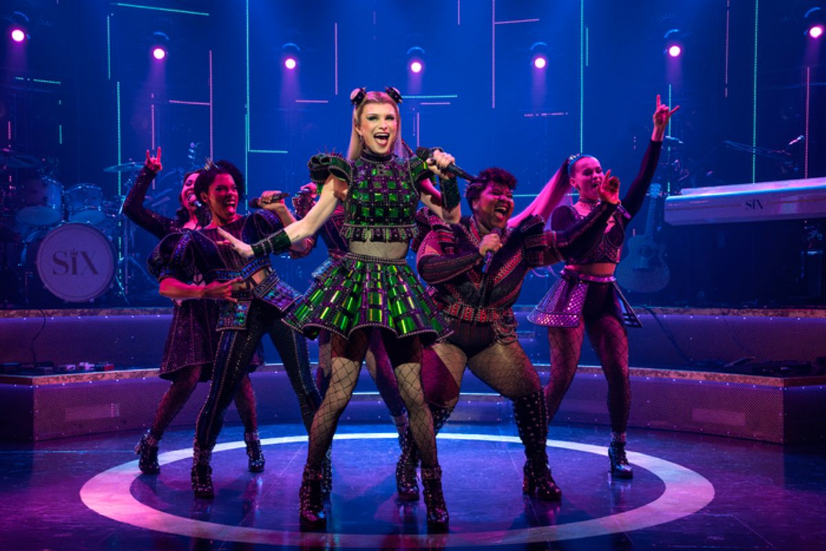 Dylan Mulvaney (center) with (l-r) Jasmine Forsberg, Anna
Uzele, Olivia Donalson & Abigail Barlow at 