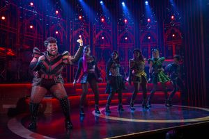 Olivia Donalson (left) with (l-r) Abigail Barlow, Jasmine
Forsberg, Adrianna Hicks, D Photo