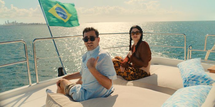 Video/Photos: First Look at Dan Levy, Laurie Metcalf in Netflix Family Comedy BIG MISTAKES Image