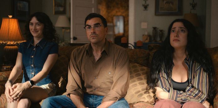 Video/Photos: First Look at Dan Levy, Laurie Metcalf in Netflix Family Comedy BIG MISTAKES Image