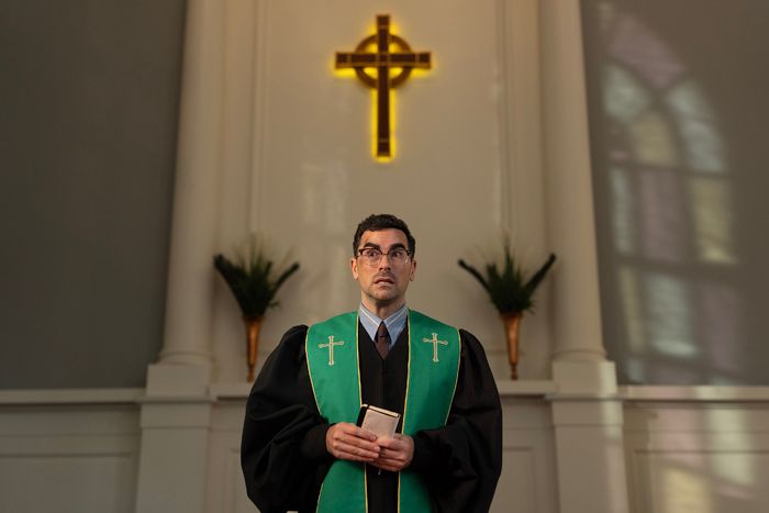 Video/Photos: First Look at Dan Levy, Laurie Metcalf in Netflix Family Comedy BIG MISTAKES Image