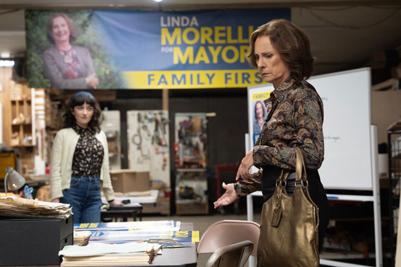 Video/Photos: First Look at Dan Levy, Laurie Metcalf in Netflix Family Comedy BIG MISTAKES  Image