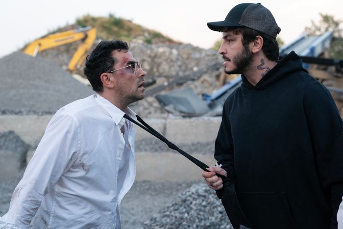 Video/Photos: First Look at Dan Levy, Laurie Metcalf in Netflix Family Comedy BIG MISTAKES Image