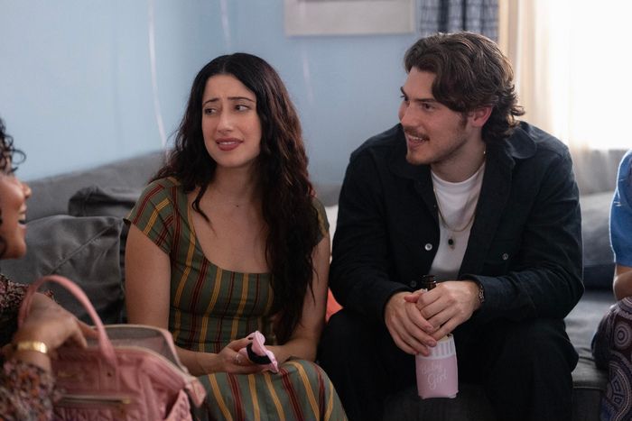 Video/Photos: First Look at Dan Levy, Laurie Metcalf in Netflix Family Comedy BIG MISTAKES Image