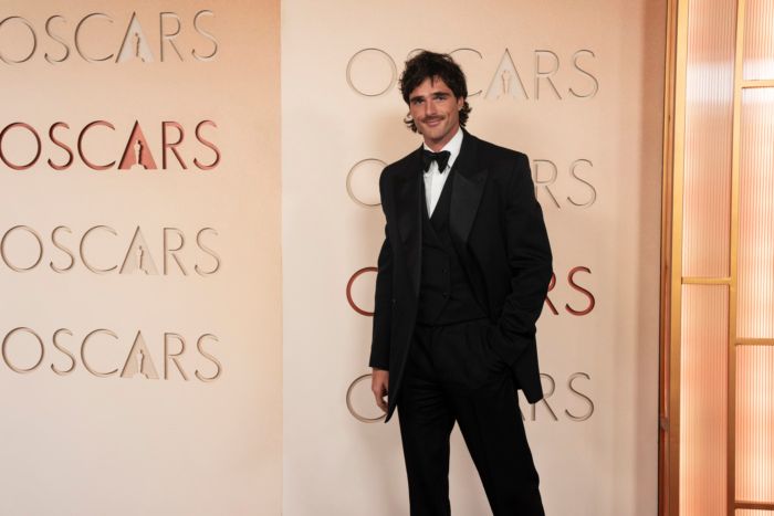 Photos: Josh Groban, Rose Byrne, & More on the 2026 Oscars Red Carpet — photo 28 of 54