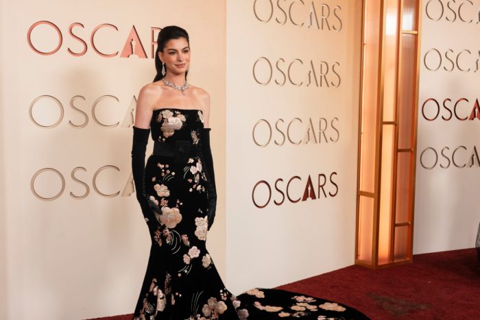 Photos: Josh Groban, Rose Byrne, & More on the 2026 Oscars Red Carpet — photo 41 of 54