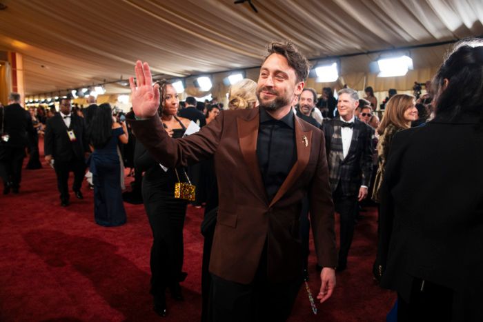Photos: Josh Groban, Rose Byrne, & More on the 2026 Oscars Red Carpet — photo 46 of 54