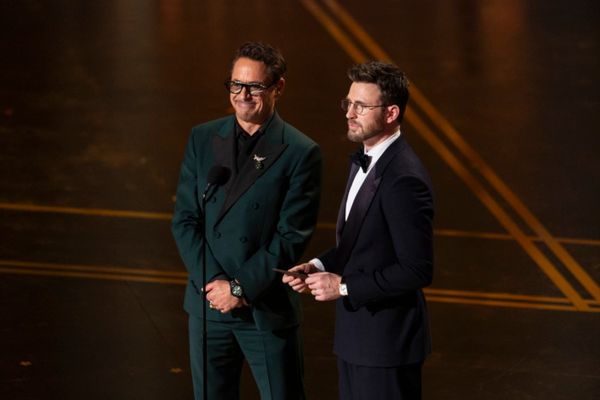 ROBERT DOWNEY JR., CHRIS EVANS Photo