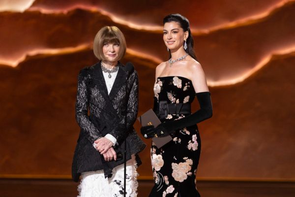 ANNA WINTOUR, ANNE HATHAWAY Photo