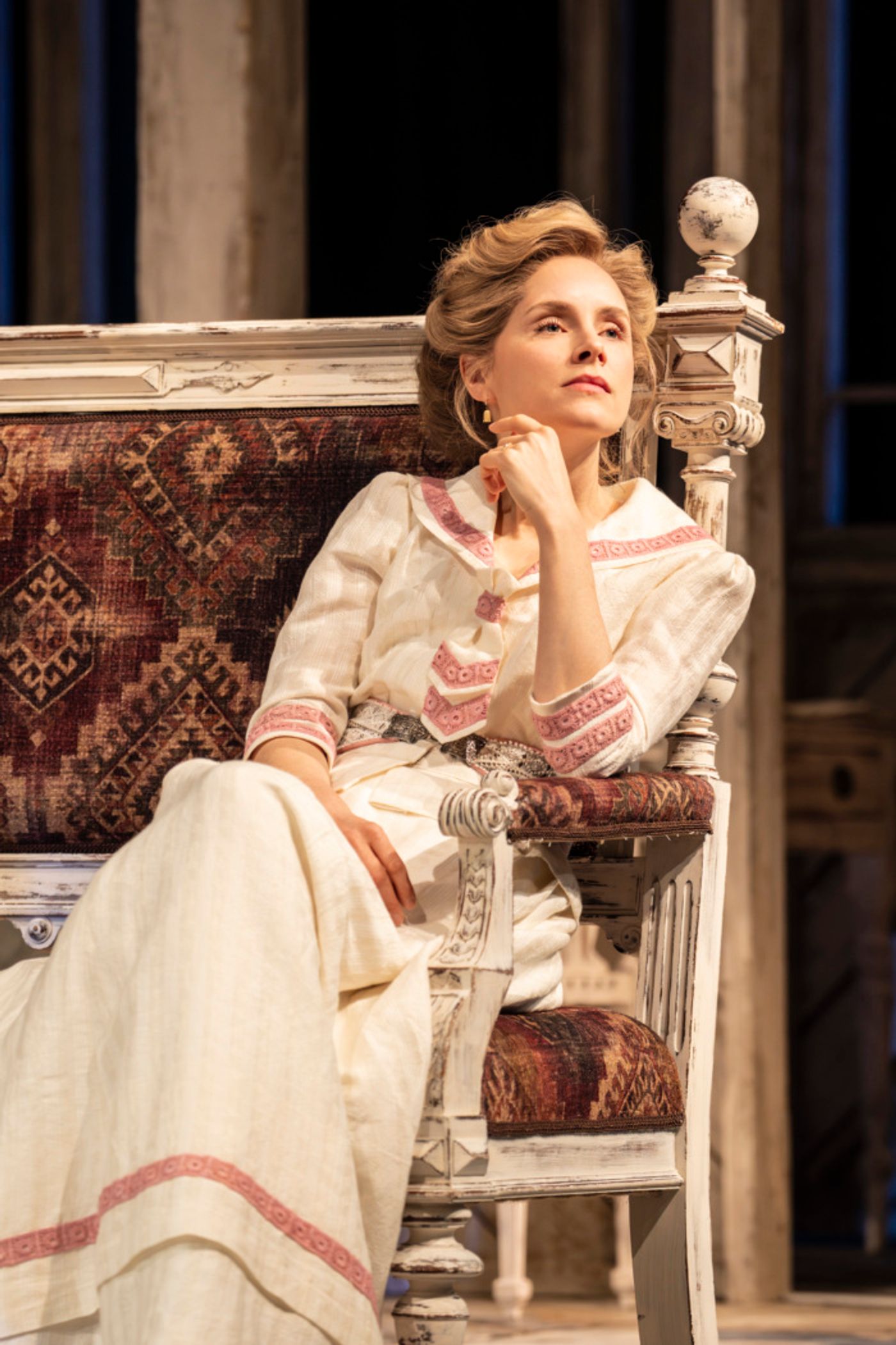 Photos: First Look at SUMMERFOLK at the National Theatre  Image