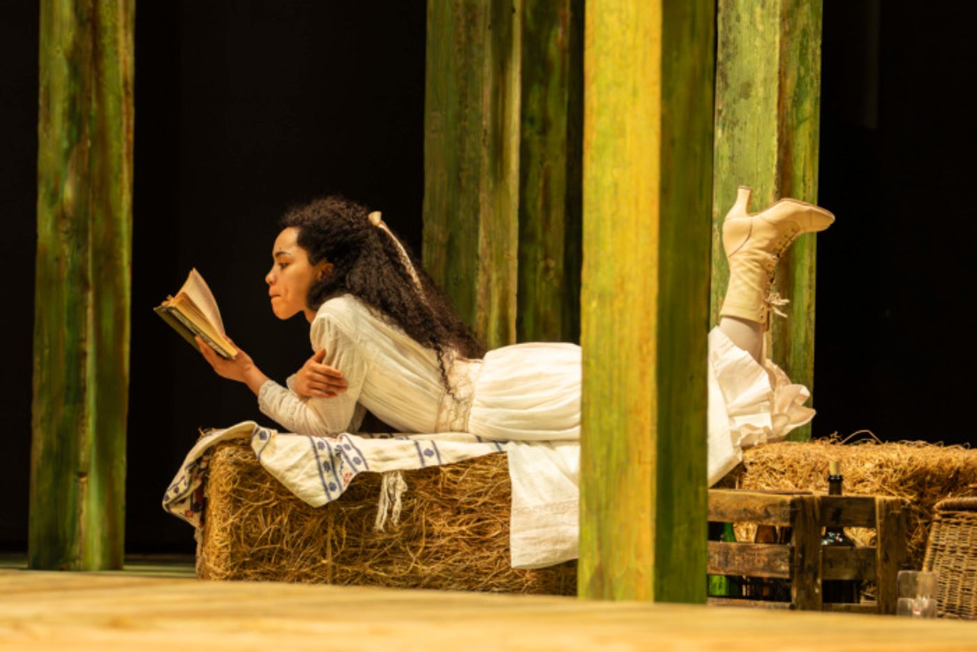 Photos: First Look at SUMMERFOLK at the National Theatre  Image