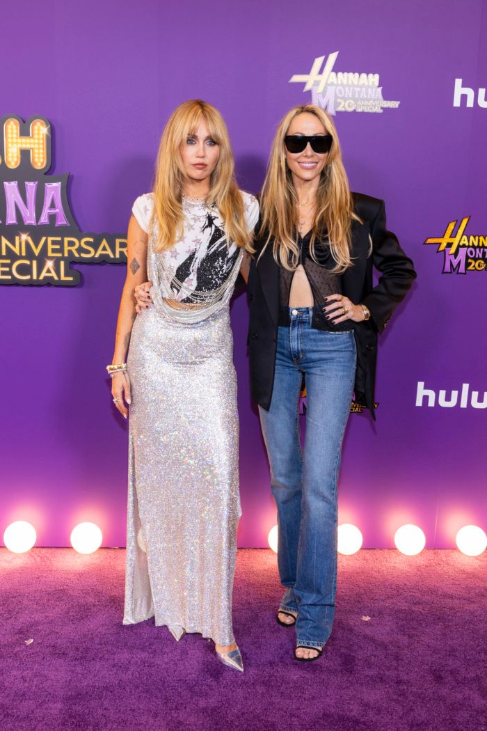 Photos: Miley Cyrus Reunites with HANNAH MONTANA Stars at 20th Anniversary Special Premiere — photo 6 of 22