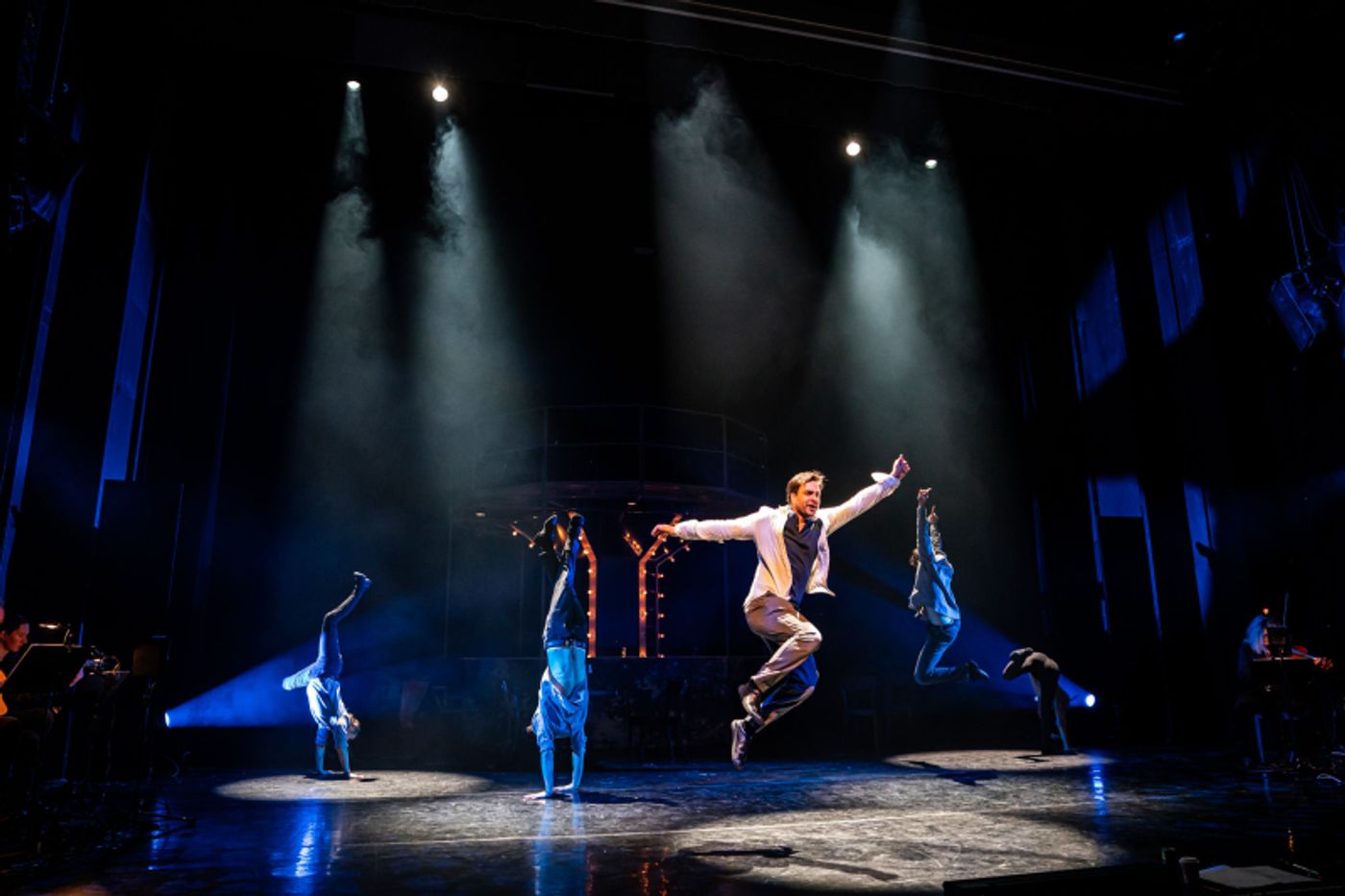 Review: PĚT LET tam ale i ZPĚT v Divadle Hybernia se točí kolem vztahu mladé dvojice  Image