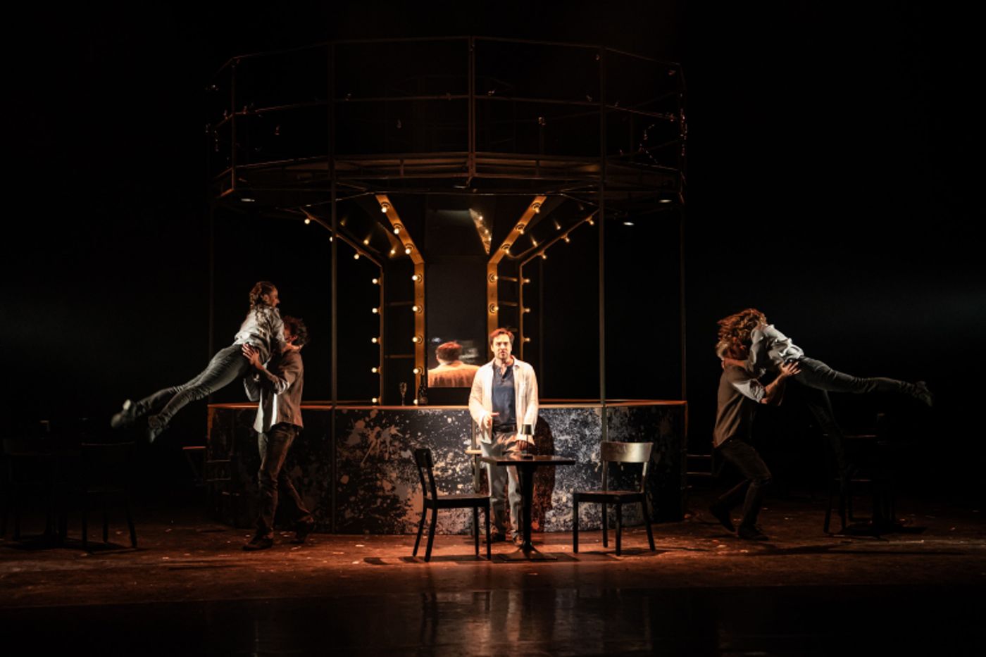 Review: PĚT LET tam ale i ZPĚT v Divadle Hybernia se točí kolem vztahu mladé dvojice  Image