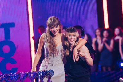 Taylor Swift and Alysa Liu Photo