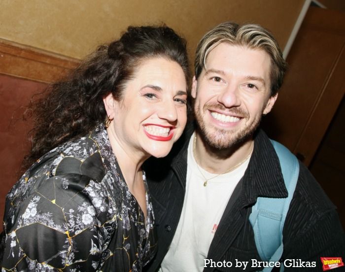 Photos: Julie Chen, Marissa Jaret Winokur & Iain Armitage Visit TITANIQUE — photo 13 of 21