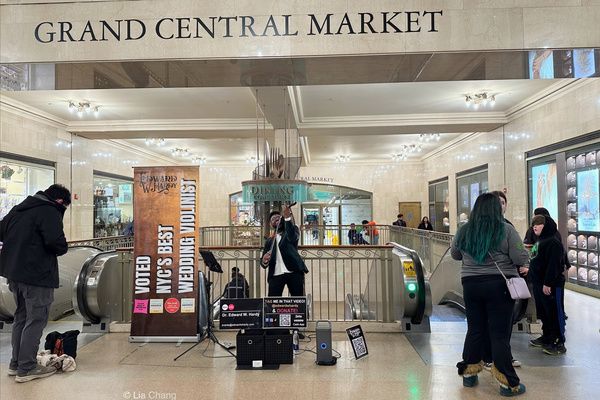 Photos: Edward W. Hardy Brings SUBWAY SERIES To Grand Central Terminal — photo 4 of 28