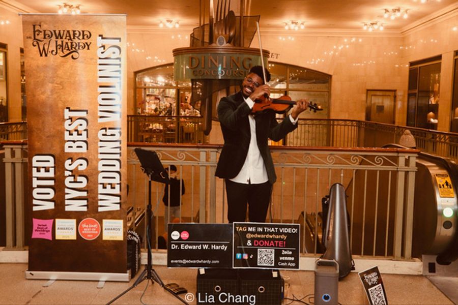 Photos: Edward W. Hardy Brings SUBWAY SERIES To Grand Central Terminal Image