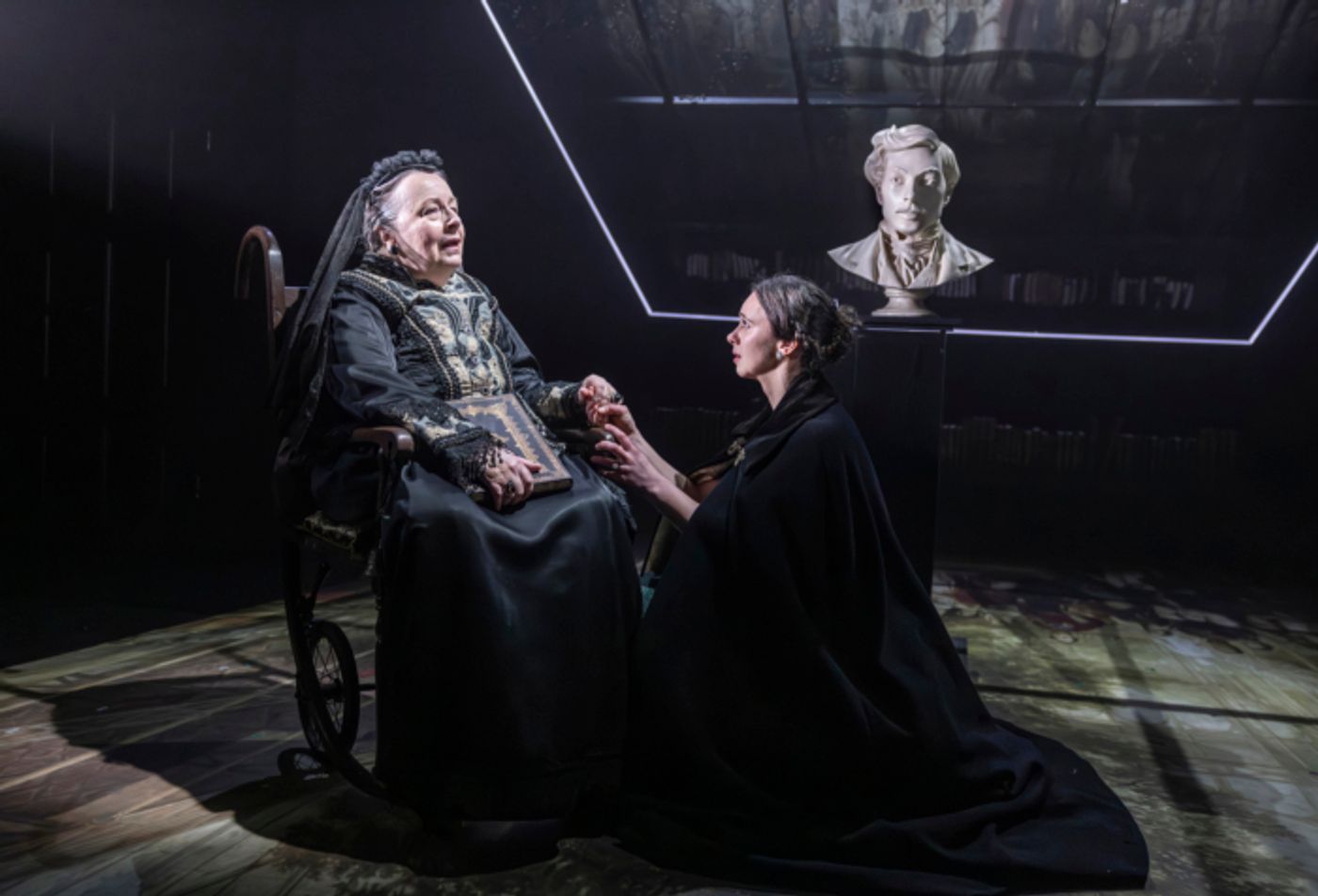 Review: VICTORIA: A QUEEN UNBOUND, Watermill Theatre  Image