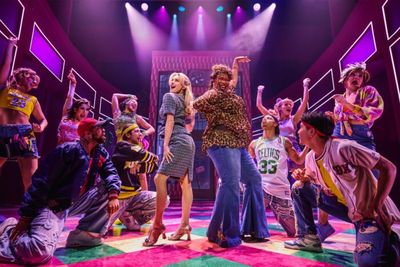 Amber Davies as Elle Woods, Karen Mavundukure as Paulette & the cast  Photo