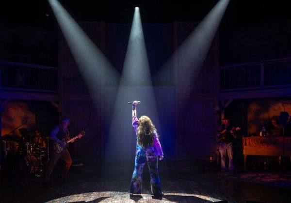 
Evan Tindall on Drums, Maitland Ward on Guitar, Mary Bridget Davies, George Quirin o Photo