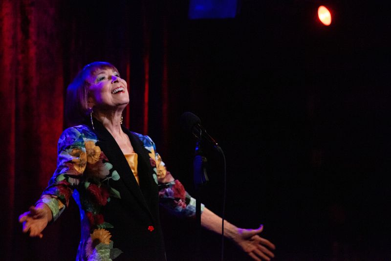 Review: Karen Akers' COME WITH ME TO PARIS! at Birdland Très Magnifique Image
