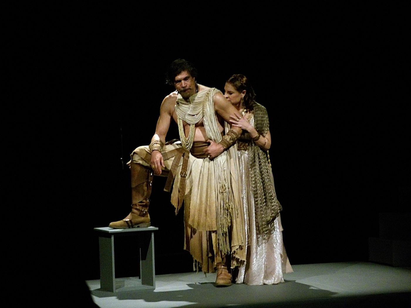 Crítica: LA NIÑA EN EL ALTAR at Teatro El Galeón Abraham Oceransky Crítica: LA NIÑA EN EL ALTAR at Teatro El Galeón Abraham Oceransky Image