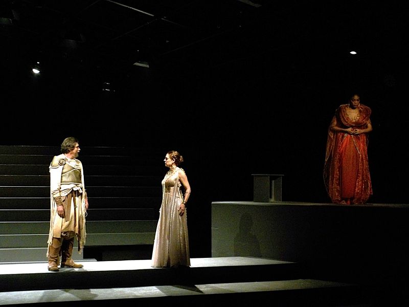 Crítica: LA NIÑA EN EL ALTAR at Teatro El Galeón Abraham Oceransky Image