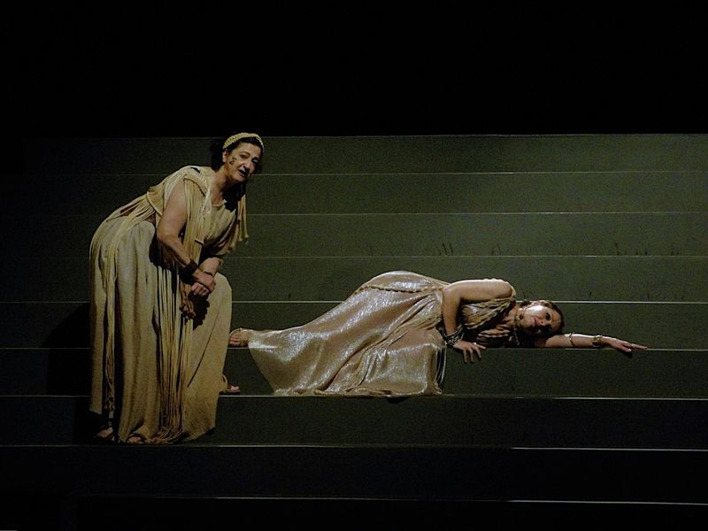 Crítica: LA NIÑA EN EL ALTAR at Teatro El Galeón Abraham Oceransky Image
