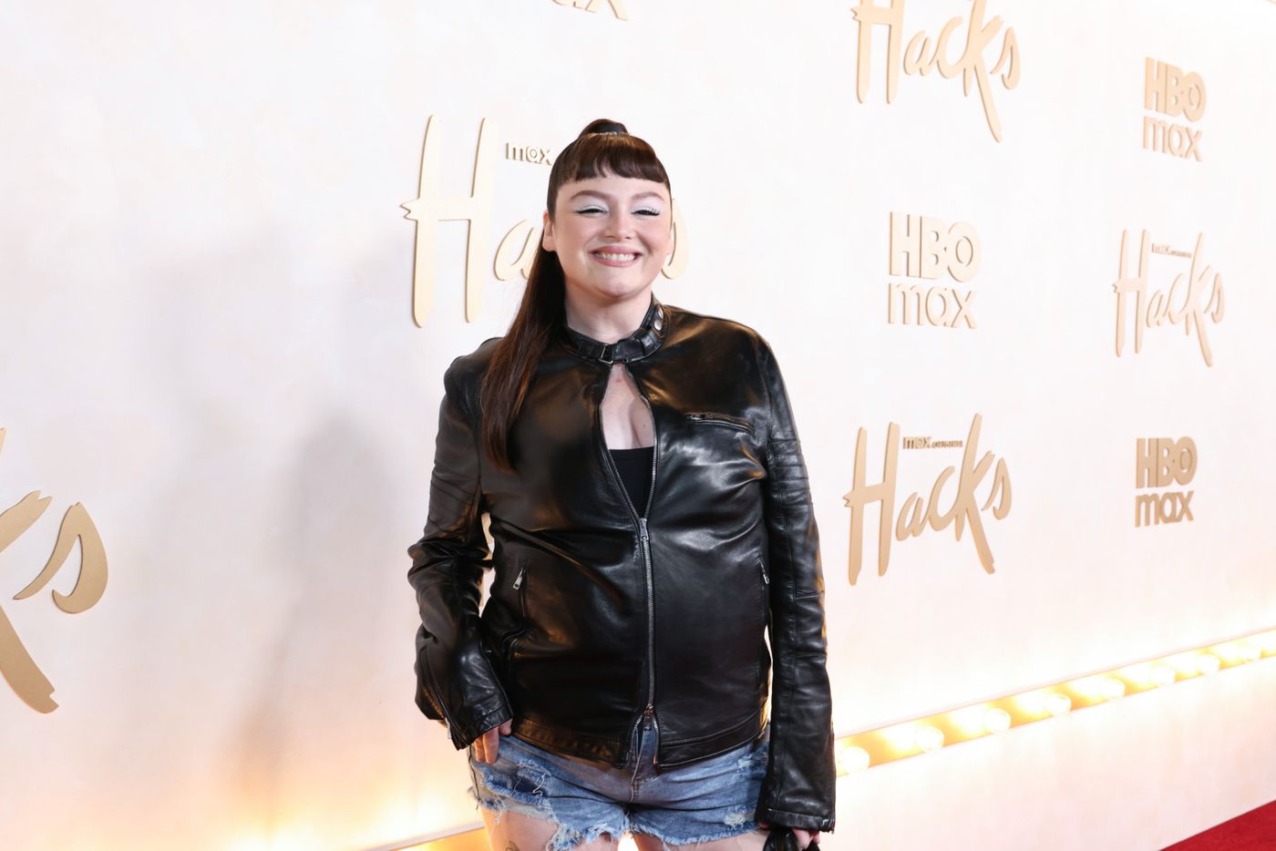 Photos: Jean Smart, Hannah Einbinder, & More Attend HACKS Season 5 Premiere  Image