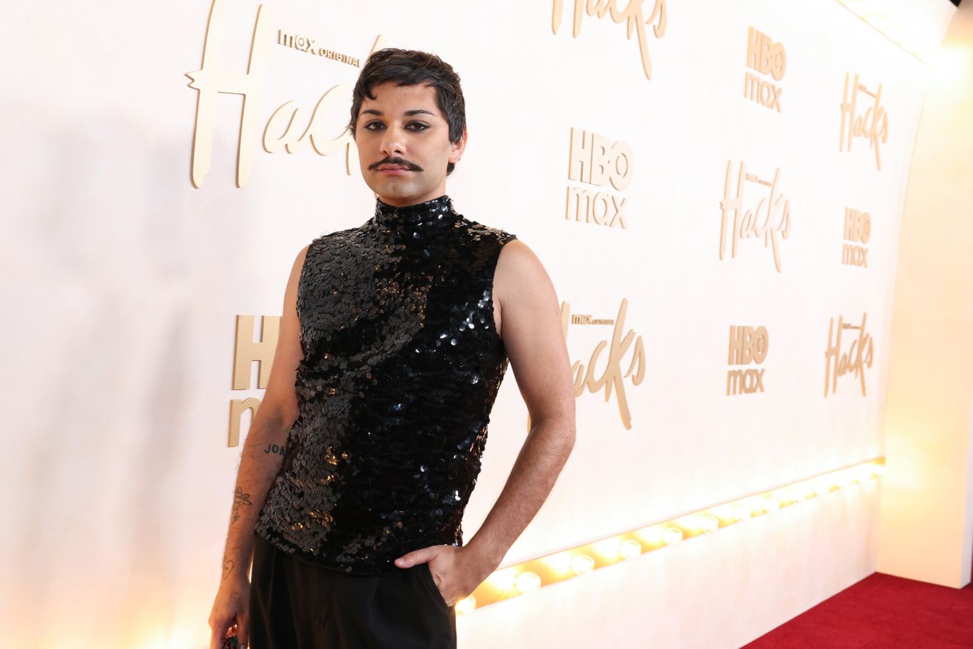 Photos: Jean Smart, Hannah Einbinder, & More Attend HACKS Season 5 Premiere  Image