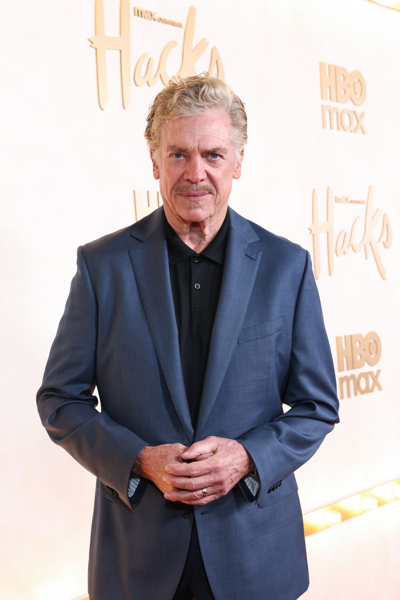 Photos: Jean Smart, Hannah Einbinder, & More Attend HACKS Season 5 Premiere  Image