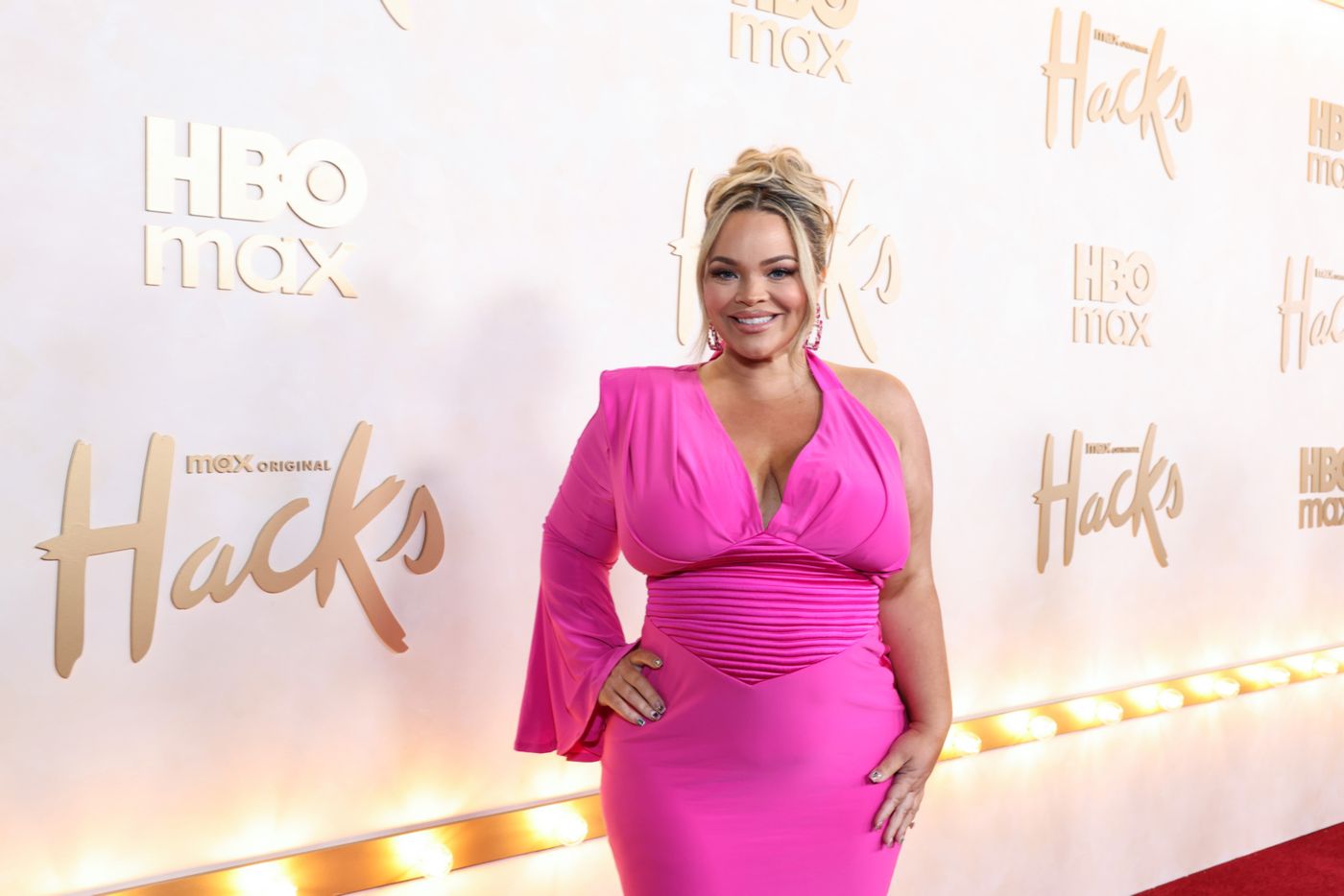 Photos: Jean Smart, Hannah Einbinder, & More Attend HACKS Season 5 Premiere  Image